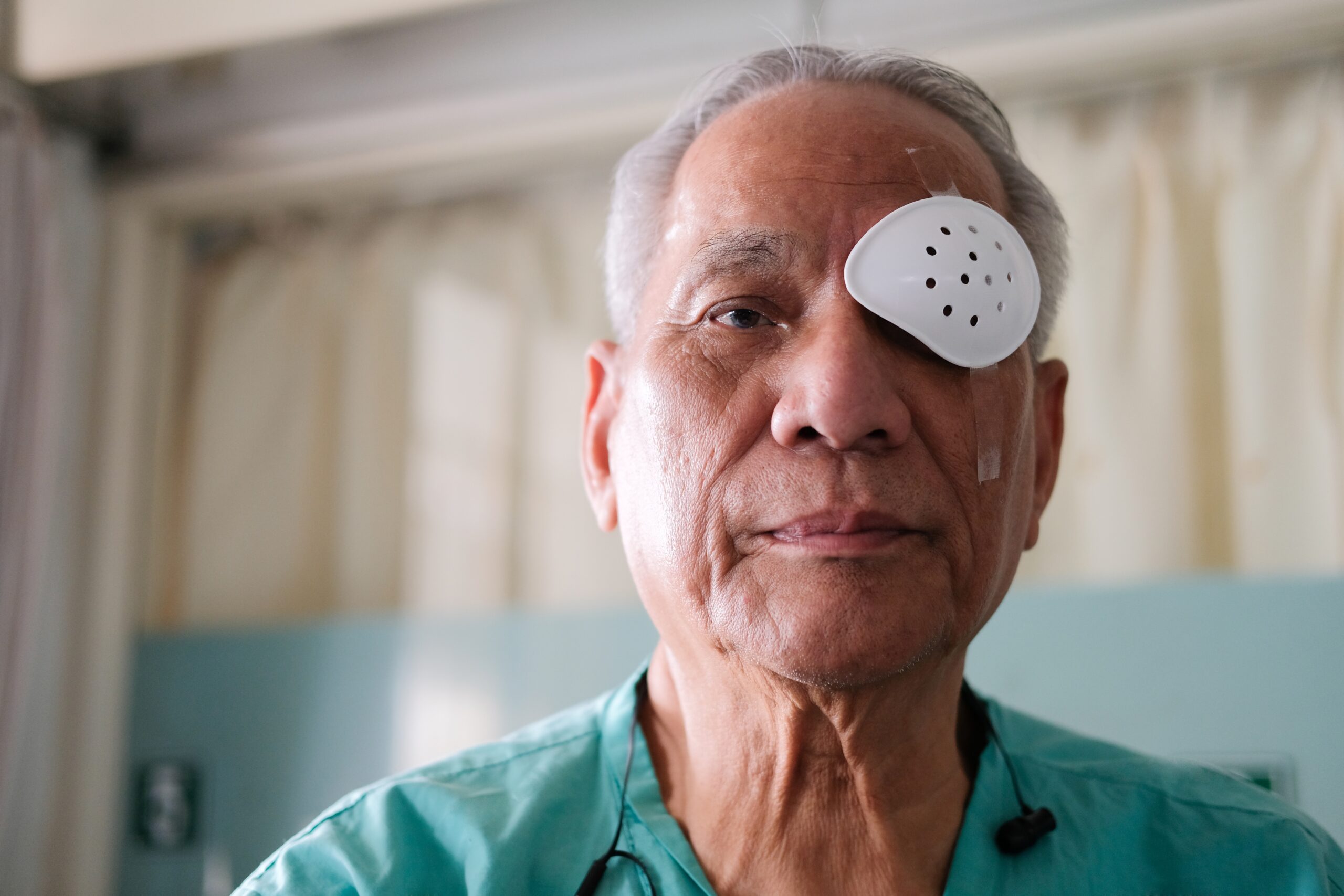 Elderly patient with cataracts scaled